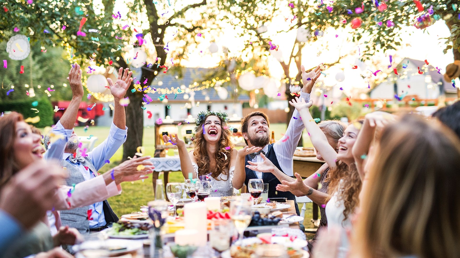 Das Landgasthaus Overwaul - glückliches Paar feiert mit Freunde